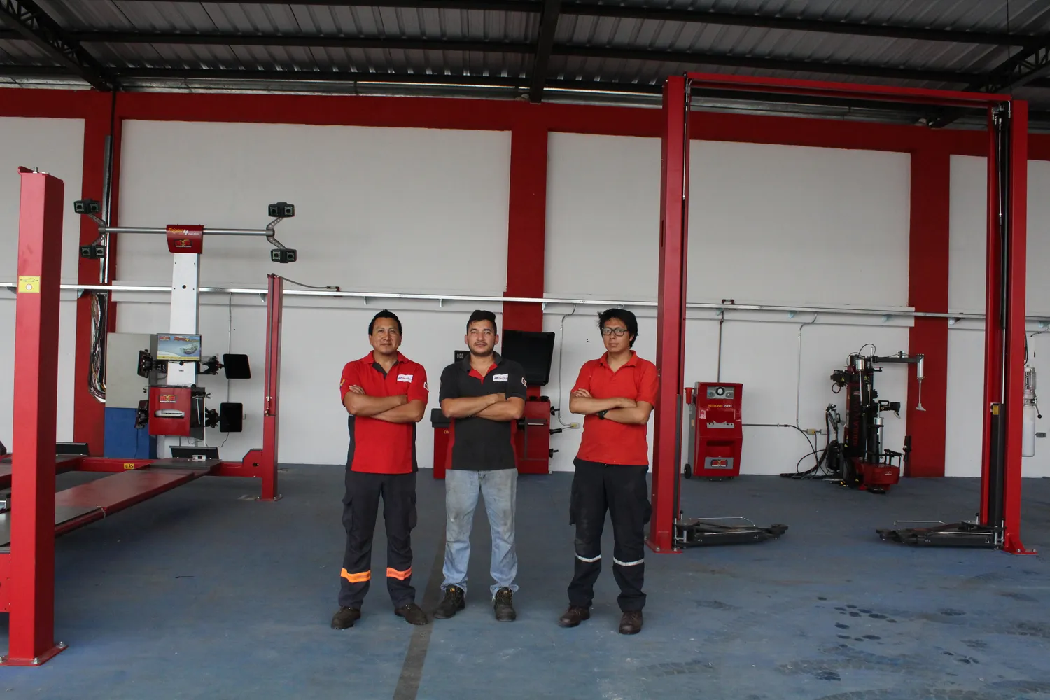 El equipo de técnicos de Tecniserv en su taller