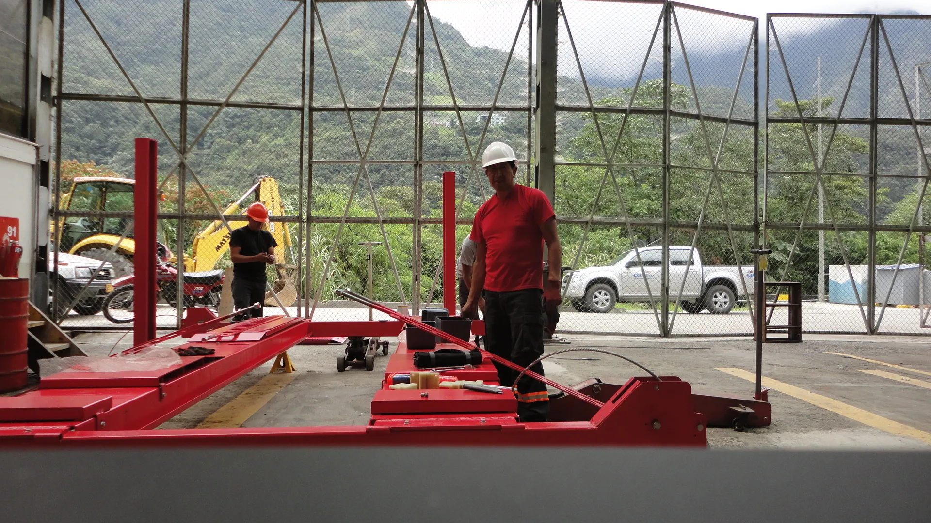 Técnicos de Tecniserv instalando un elevador para taller automotriz