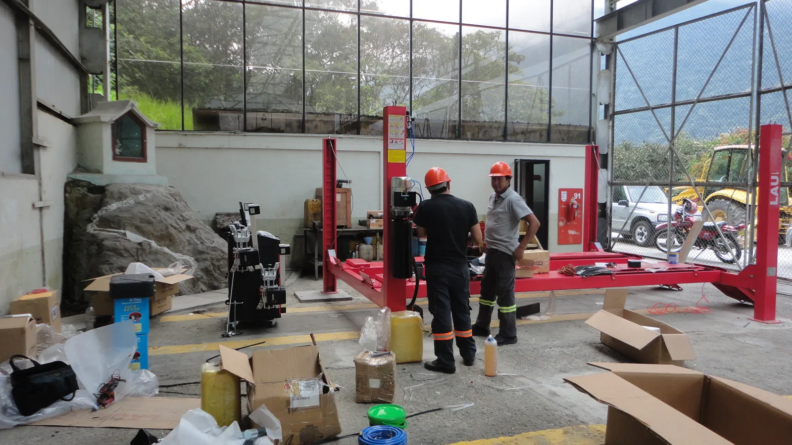 Técnicos de Tecniserv instalando un elevador